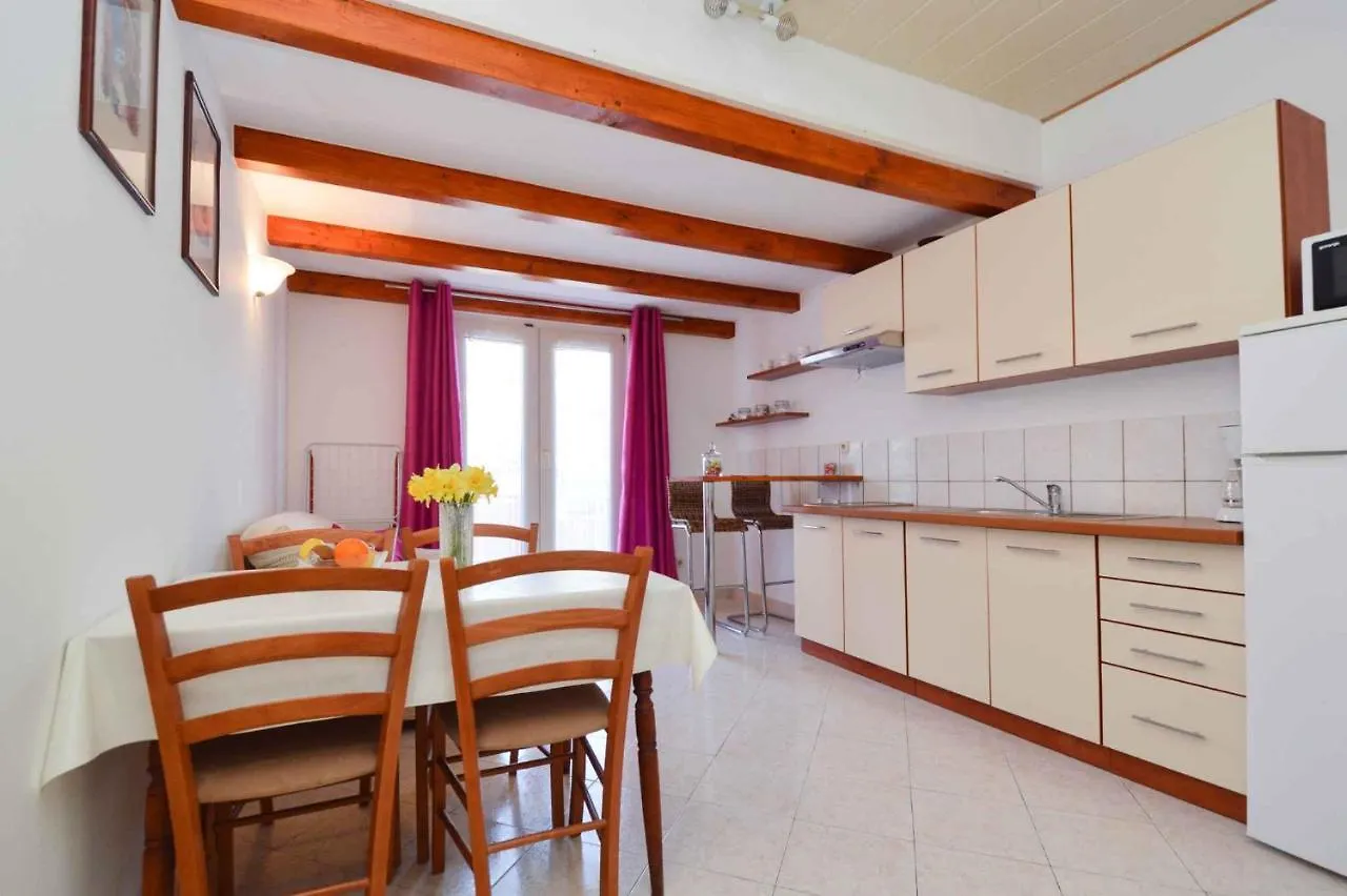 2 Bedroom Amazing Apartment In Pola