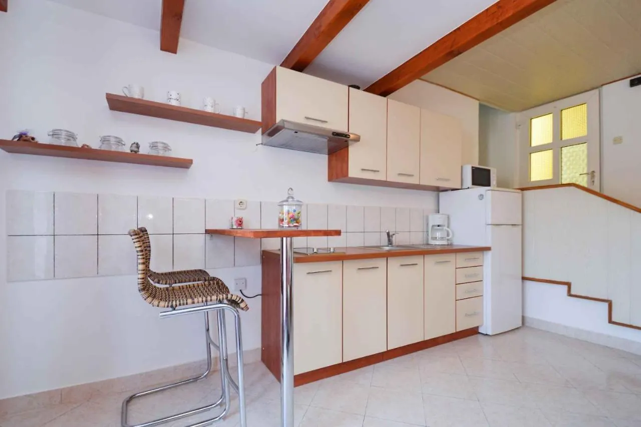 2 Bedroom Amazing Apartment In Pola