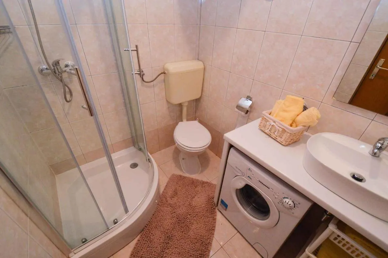 2 Bedroom Amazing Apartment In Pola