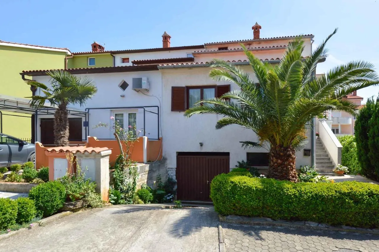 2 Bedroom Amazing Apartment In Pola