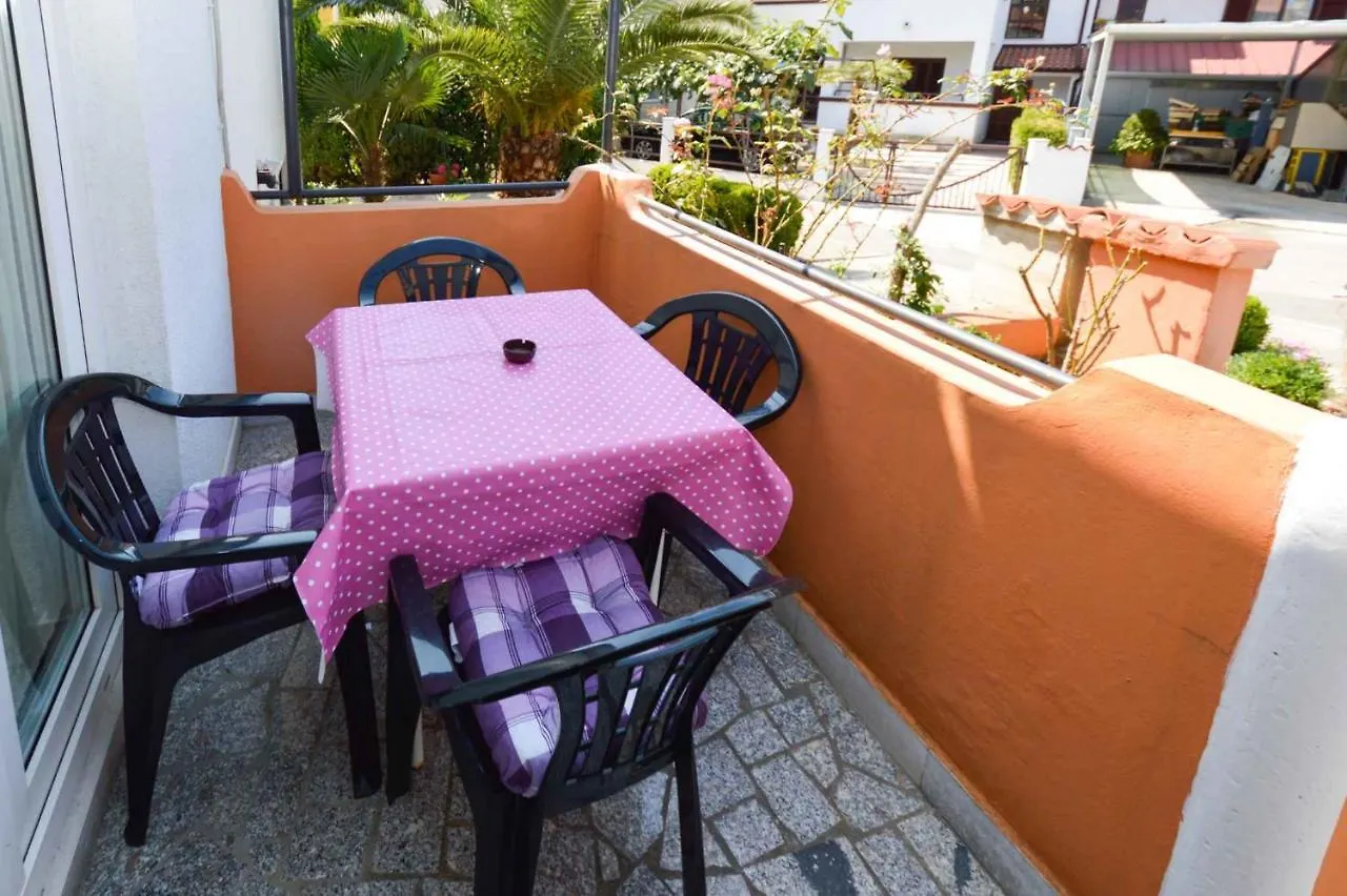 2 Bedroom Amazing Apartment In Pola 0*,