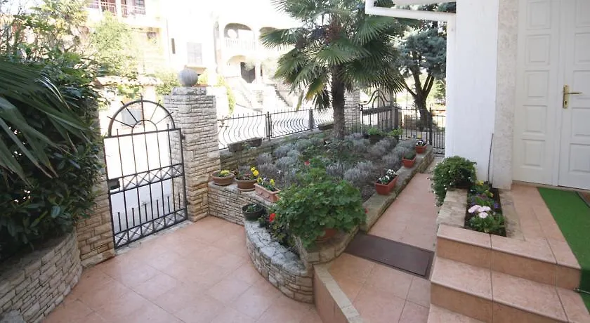 2 Bedroom Amazing Apartment In Pola