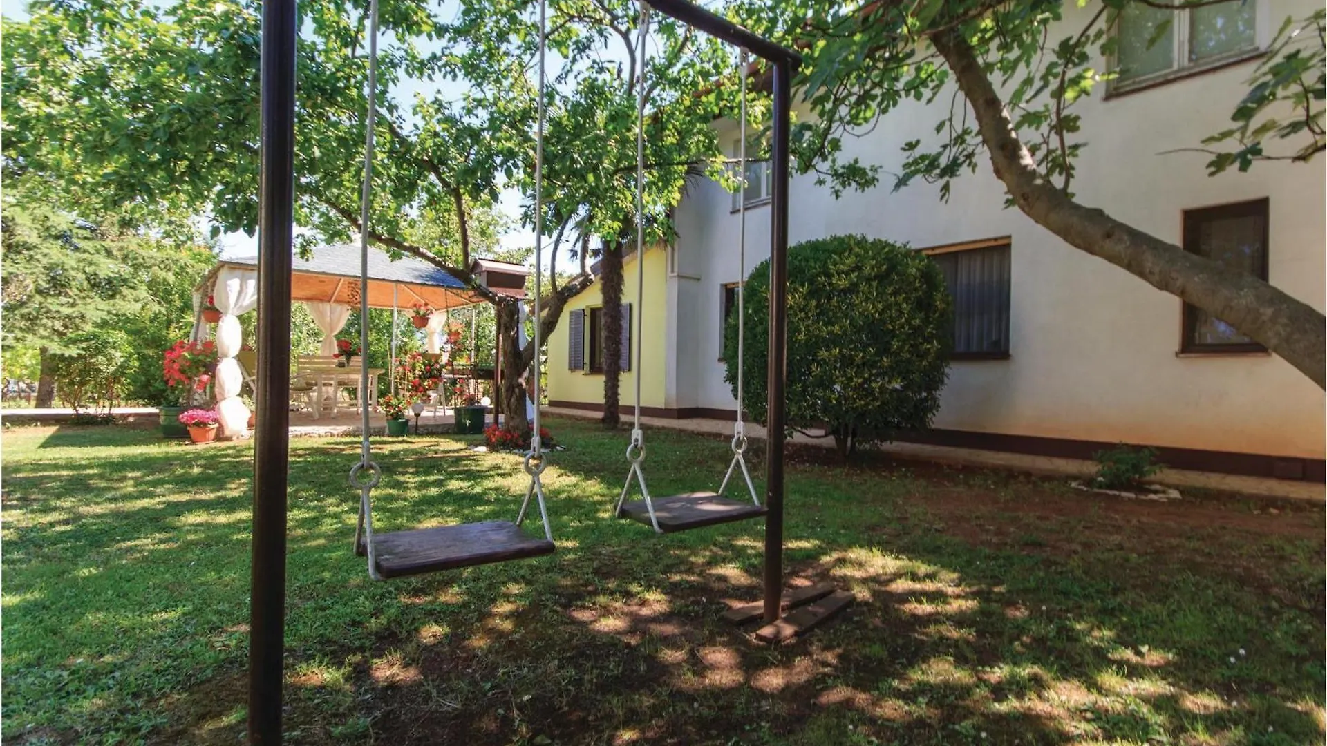 2 Bedroom Amazing Apartment In Pola 0*,