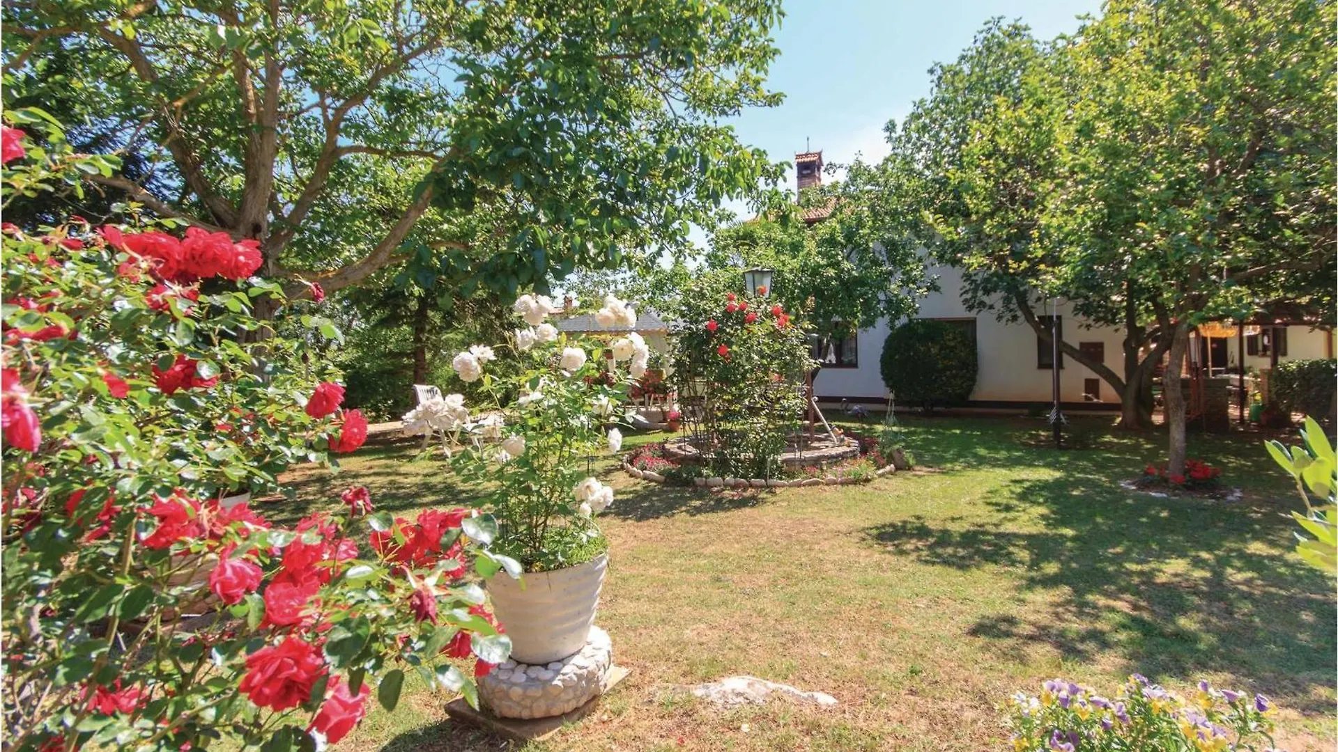 2 Bedroom Amazing Apartment In Pola