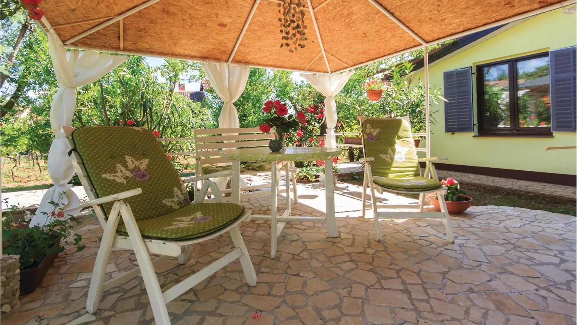 2 Bedroom Amazing Apartment In Pola
