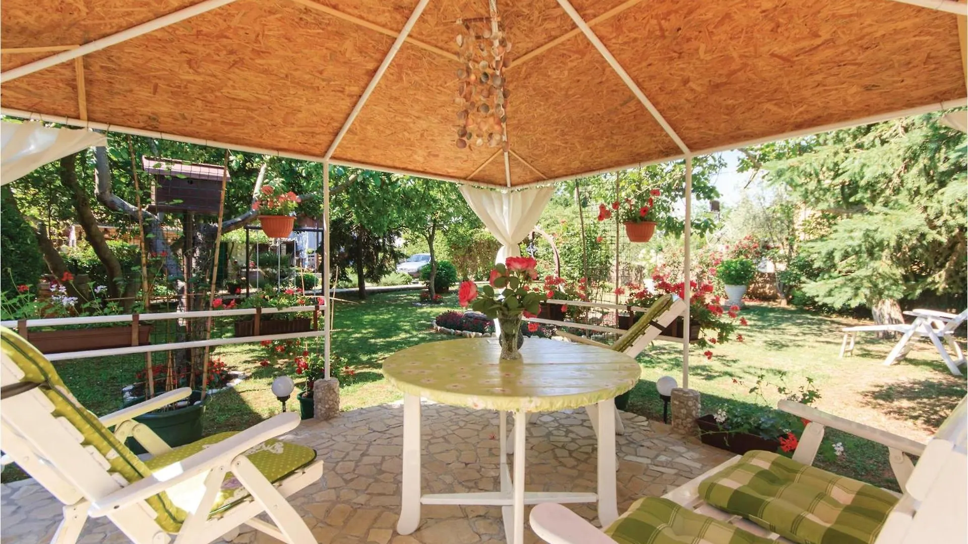 2 Bedroom Amazing Apartment In Pola