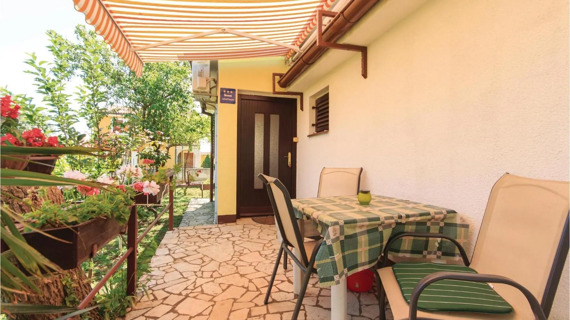 2 Bedroom Amazing Apartment In Pola