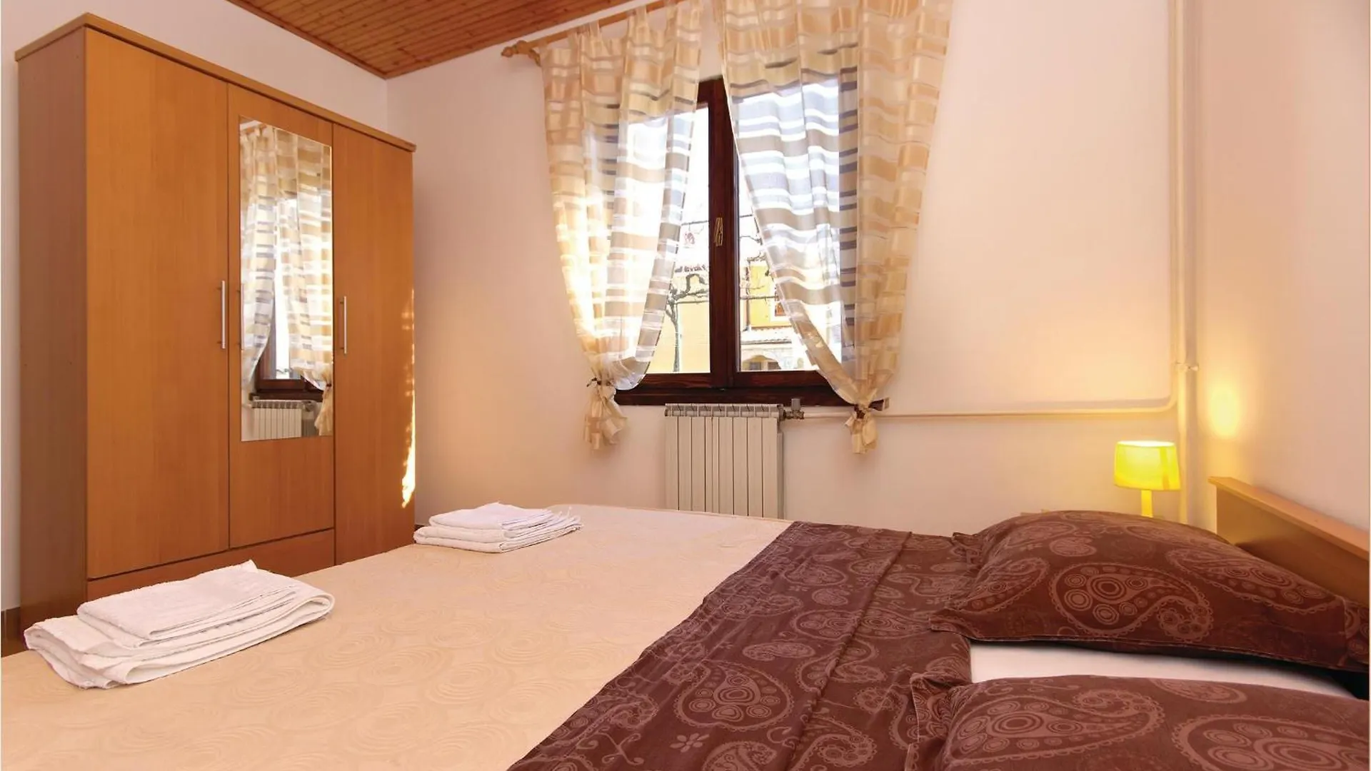 2 Bedroom Amazing Apartment In Pola