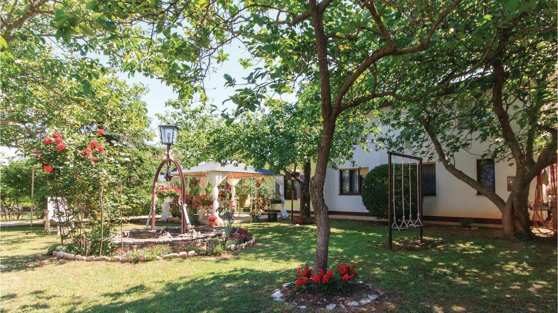 2 Bedroom Amazing Apartment In Pola
